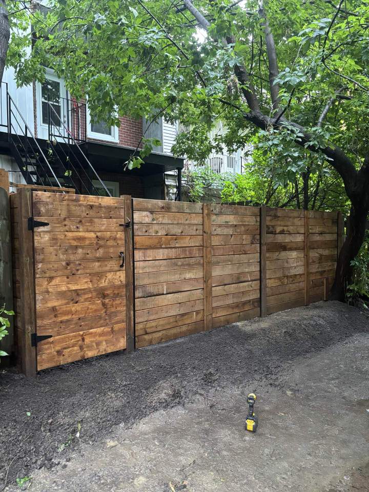 Installation de balcon de bois à Montréal