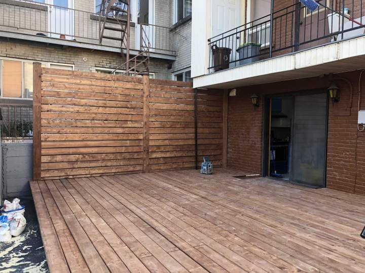 Installation de balcon de bois à Montréal